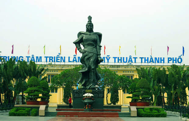 Памятник военачальнице Ле Тян, верной соратницы сестёр Чынг