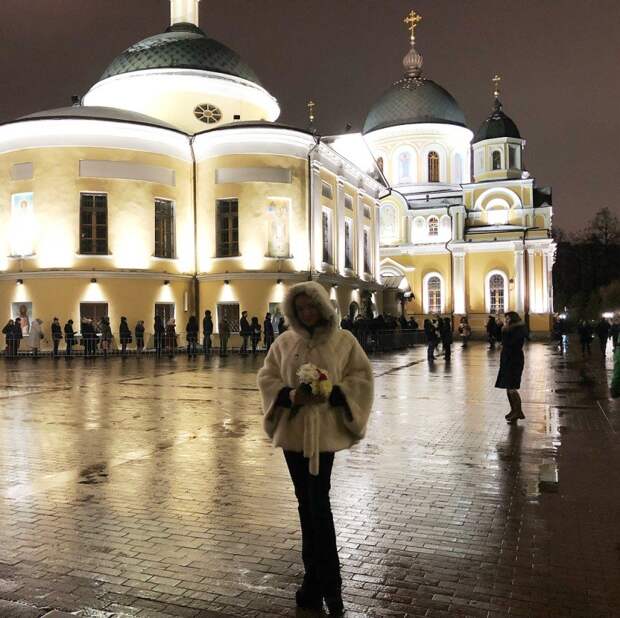Анастасия Волочкова помолилась о мире на Земле