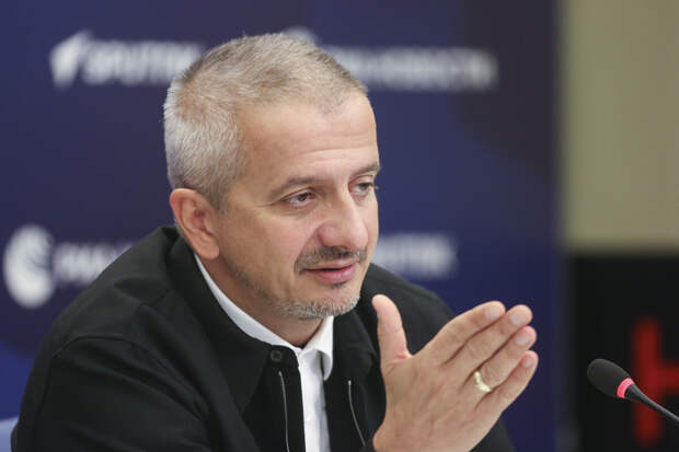 Константин Богомолов просит снять с него обязанности ректора Школы-студии МХАТ