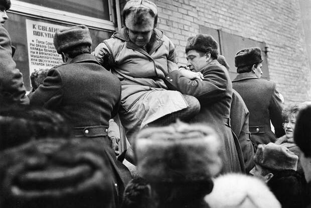 В очереди в магазин в начале 90-х
