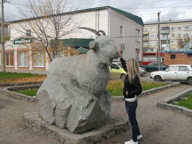 Памятник козе в урюпинске рисунок