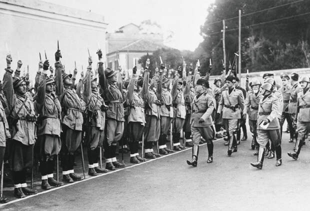 Муссолини инспектирует своих чернорубашечников. Рим, 5 ноября 1936 года Муссолини инспектирует своих чернорубашечников. Рим, 5 ноября 1936 года