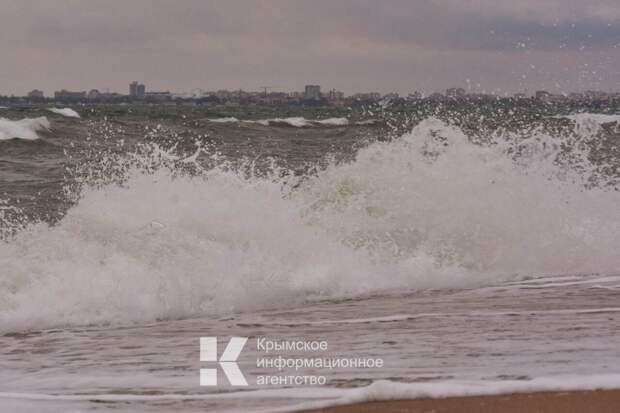 На крымском побережье зафиксировали трёхметровые волны