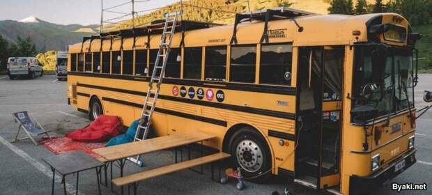 Семья превратила школьный автобус в дом на колесах и путешествует на нем