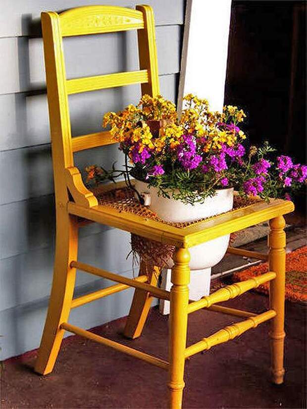 оригинальная подставка под цветы старый стул