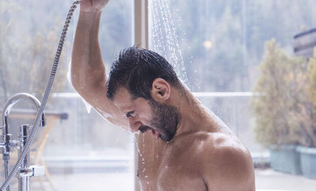 «Изменения тела заметны даже через одежду»: мужчина каждый день в течение года принимал ледяной душ и сравнил разницу
