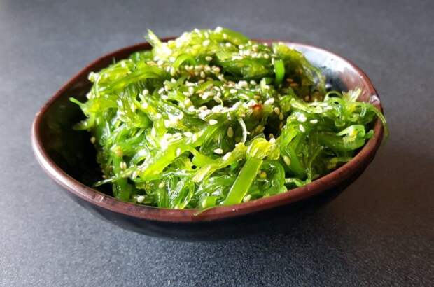 Ламинария придает блюдам оригинальный морской привкус. /Фото: asiabowl.com