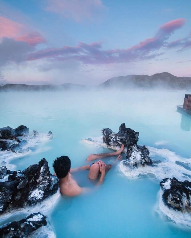 На этой фотографии воды голубой лагуны в Исландии выглядят привлекательными и безмятежными. разница, фотографии