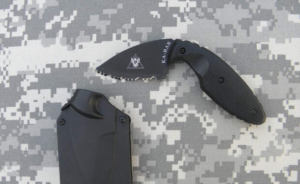 KA-BAR TDI Law Легендарный KA-BAR создавался по заказу полиции Сан-Франциско. Это своеобразный последний уровень защиты, применяемый уже при близком контакте. Лезвие ножа расположено под необычным углом, чтобы дать возможность работать даже с заломленной рукой. Врага вы им не напугаете — черт, да он может просто не заметить крохотное лезвие в ладони. KA-BAR берет эффективностью.