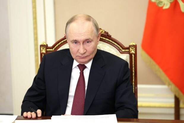 Путин поручил поддержать отцовство в России