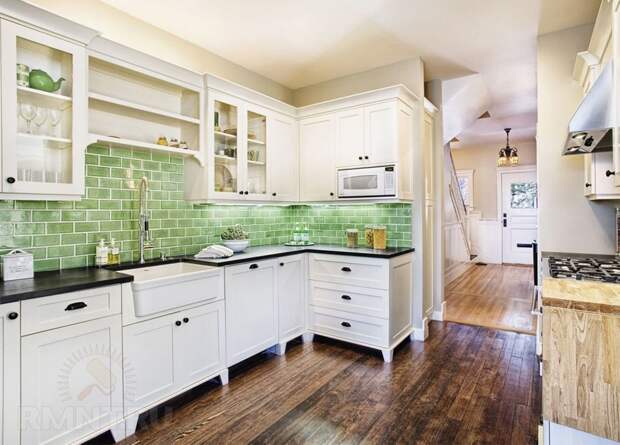 Зеленая плитка в интерьере кухни