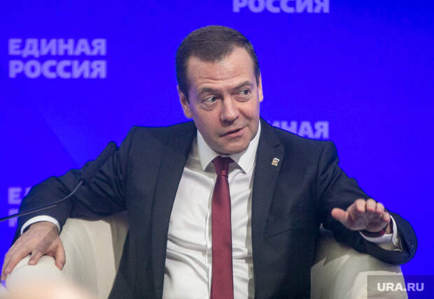 Совместное заседание высшего и генерального совета Единой России, ВДНХ. Москва, медведев дмитрий, жест рукой