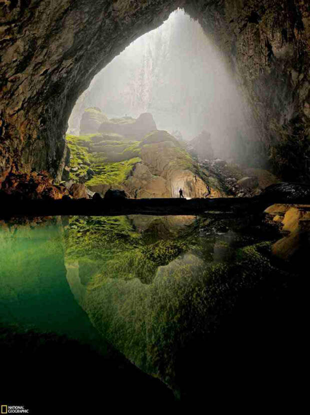 Самая крупная пещера в мире. В некоторых местах пещеры, куда попадают солнечные лучи, растут деревья и трава.