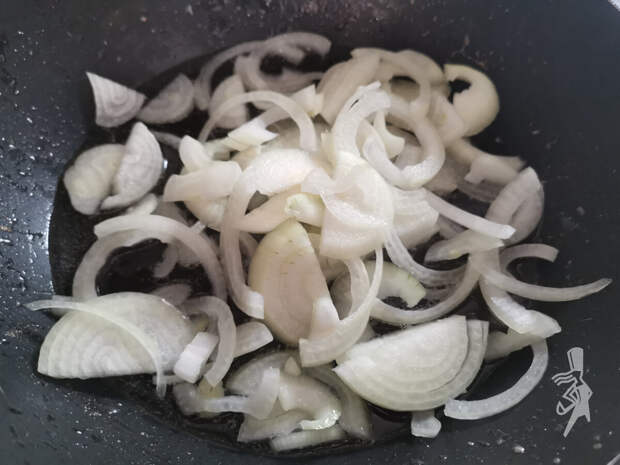 Готовлю аппетитный гуляш "a la russe" по самому любимому рецепту. Мясо получается сочным, нежным. Пальчики оближешь!