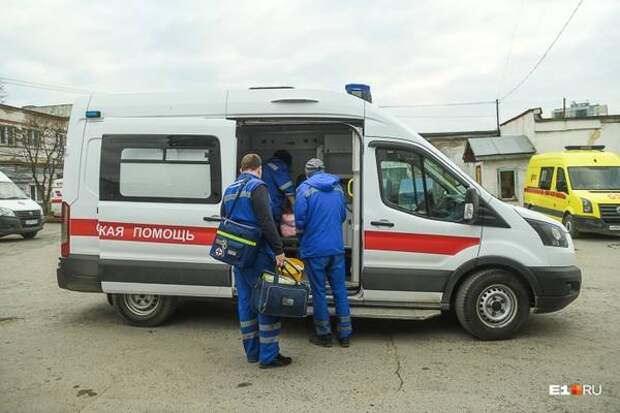 Врачам скорой помощи начисляют по 500 рублей в месяц за работу с больными короновирусом в "красной зоне"