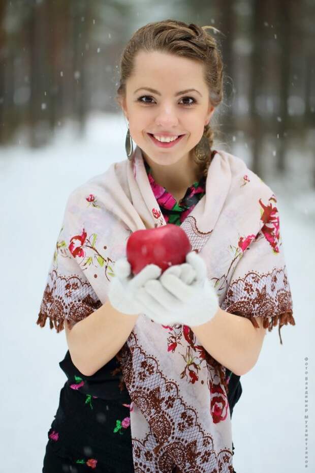 Платок яблоки. Зимняя красавица. Фотосессия в русском стиле зимой. Русская красавица.