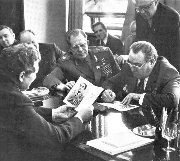 Леонид Ильич Брежнев подписывает свои книги