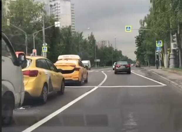 ГАЗель и два такси собрали «паровозик» на улице Свободы