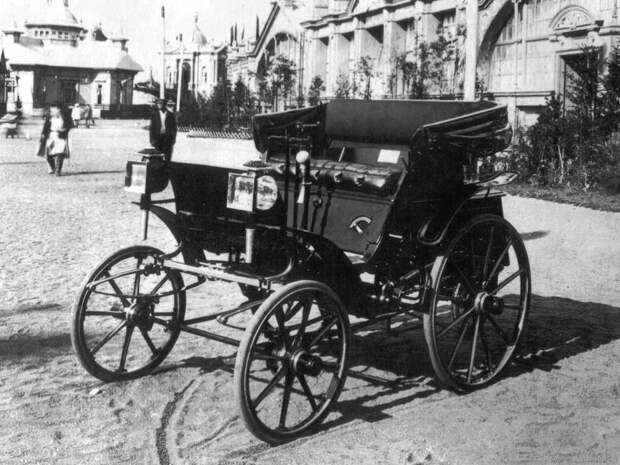 Первый российский автомобиль Фрезе-Яковлева на Еижегородской промышленной выставке (1896 год)