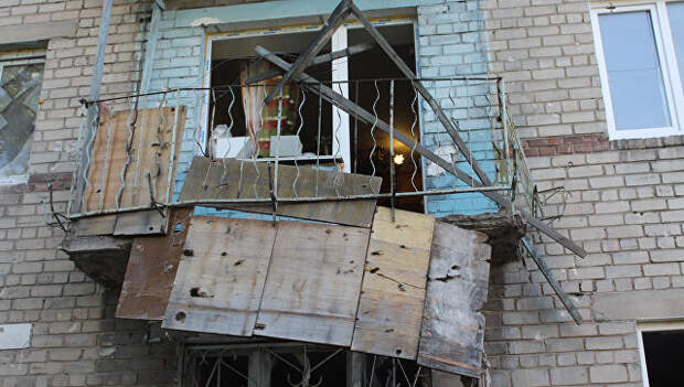 Последствия обстрела жилого дома в Донецке. Архивное фото