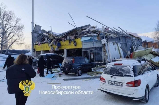 В торговом центре в Новосибирске обрушилась крыша и пострадали люди