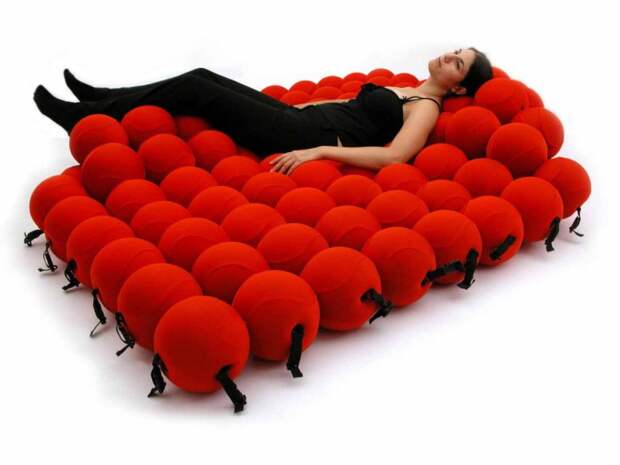 Неординарная, но очень удобная мягкая кровать, состоящая из шаров.