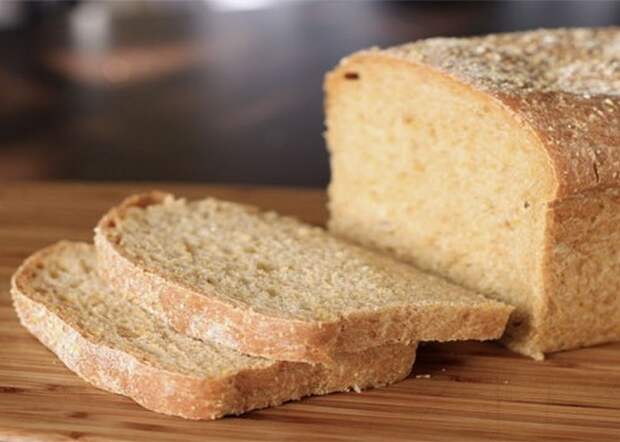 Микроволновка поможет увлажнить черствый хлеб.