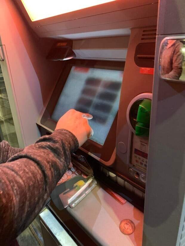 В большинстве банкоматов экран устроен таким образом, что вы не можете видеть информацию на нём, если стоите сбоку В большинстве банкоматов экран устроен таким образом, что вы не можете видеть информацию на нём, если стоите сбоку