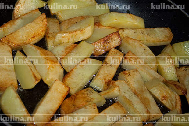 Картофель, нарезанный крупными брусочками, обжарить до полуготовности.