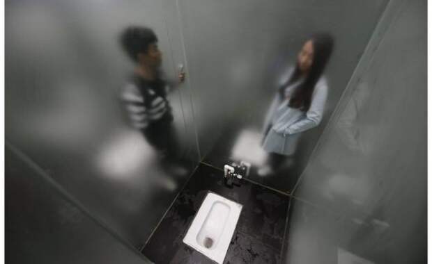 Не для стеснительных: в стеклянном туалете видно, кто что делает  китай, прикол, путешествия