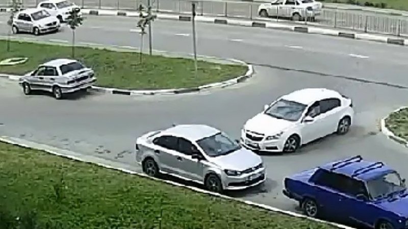 Повернул, так повернул! Водитель протаранил две машины на парковке chevrolet, авария, авто, авто авария, автоприкол, видео, дтп, прикол