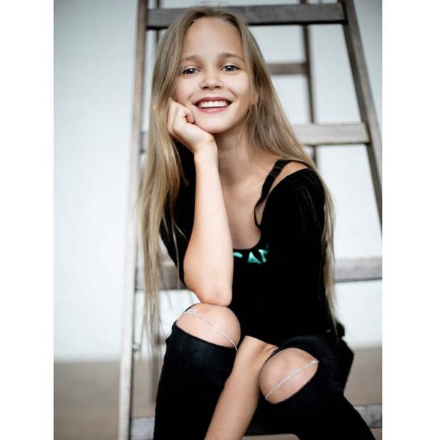 Заворожила Armani: за 12-летнюю школьницу из Красноярска борются мировые бренды