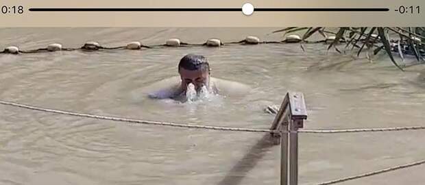 Вот он окунается в реку Иордан в день Великого Крещения Фото: Одноклассники
