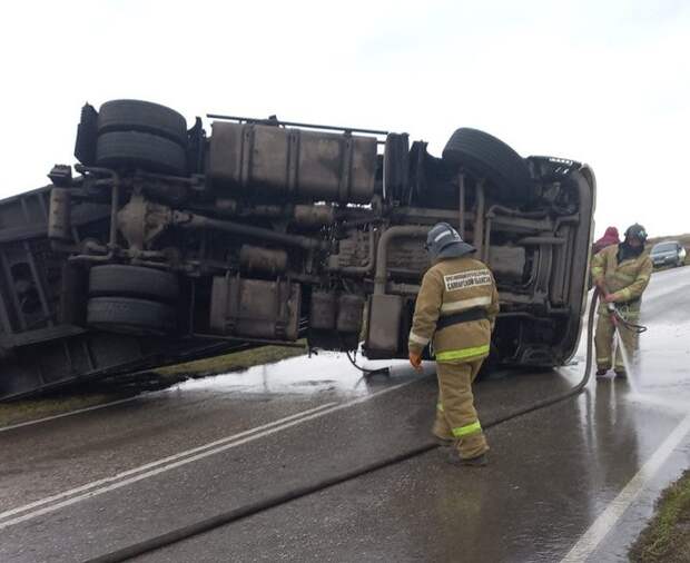Перевернувшаяся фура перекрыла дорогу в Шигонском районе Самарской области