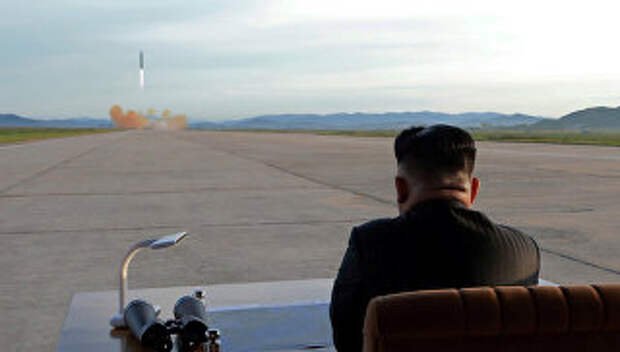 Лидер КНДР Ким Чен Ун наблюдает за запуском ракеты Хвасон-12