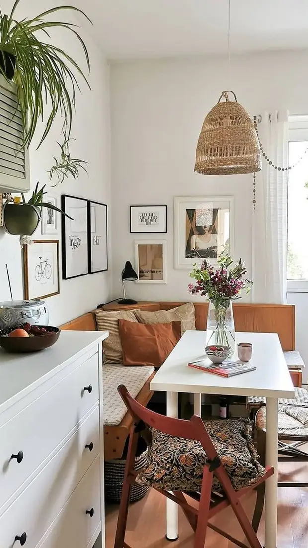 Привет из прошлого? 6 интерьеров со стильными кухонными уголками