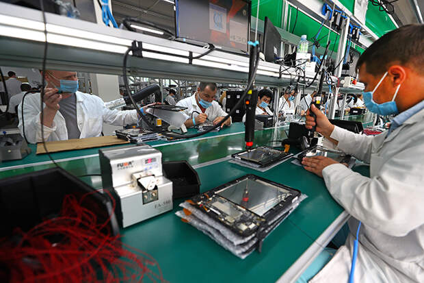 На фото: сотрудники в цехе сборки во время производства электронных планшетов на заводе "Аквариус".