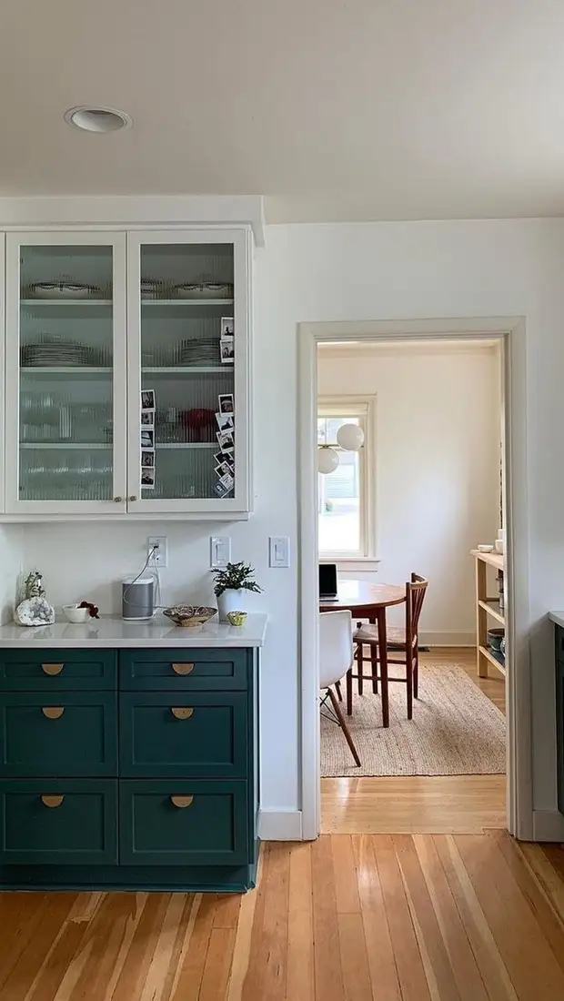 Привет из прошлого? 6 интерьеров со стильными кухонными уголками