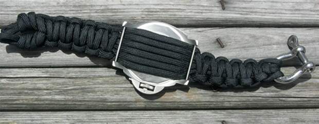 Браслет из паракорда. Браслет выживания своими руками. Браслет паракорд следопыт. Браслет из паракорда на руке. Мастер класс браслетов выживания.