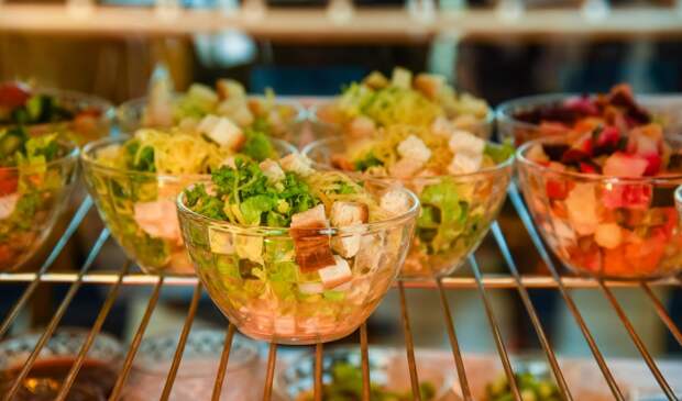 Волгоградцам рассказали, как долго можно хранить новогодние салаты