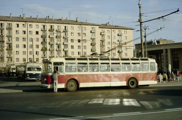 Конечная троллейбусов у метро "Университет". 1964 г. СССР, ностальгия, улицы Москвы