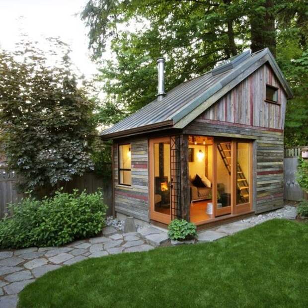 Небольшой двухэтажный домик для отдыха, который можно смастерить своими руками.