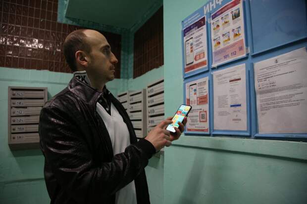 Благодаря онлайн-сервису Дмитрий Волков видит сразу все недочёты в доме. Фото: Роман Балаев