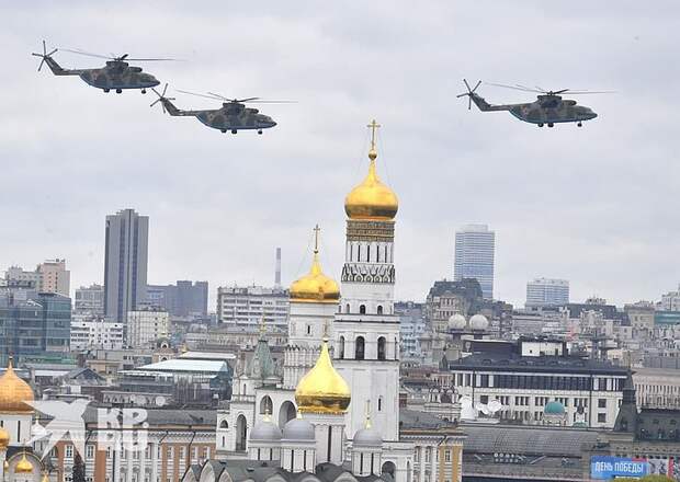 Пролет авиации над Красной площадью завершил парад Победы в Москве