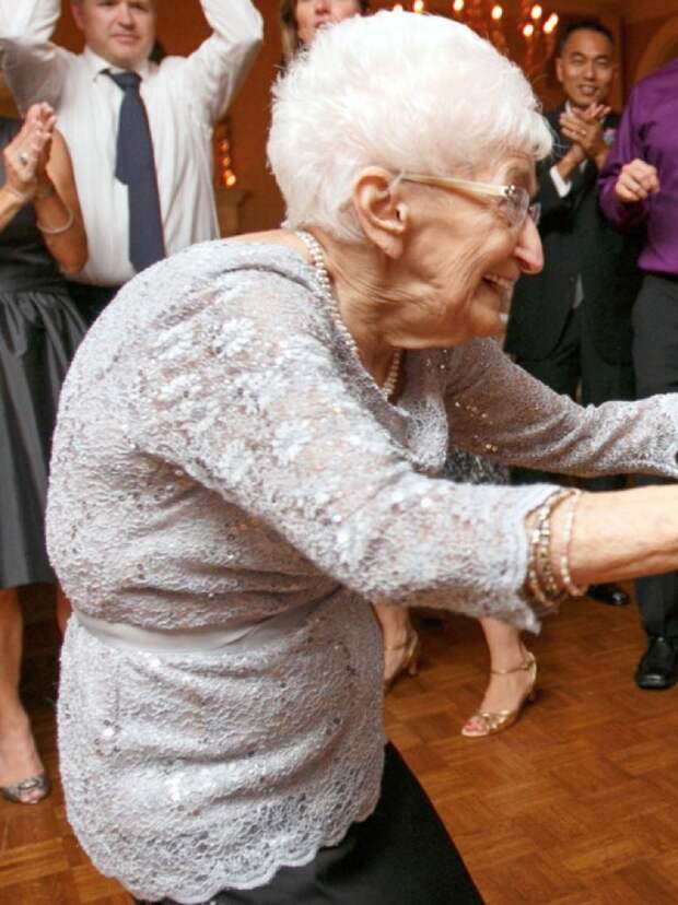 85- летняя женщина увлеклась йогой