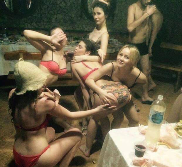 Женская скромность и целомудренность сейчас не в почете Вписка, вечеринка, девушка, праздник, студенты