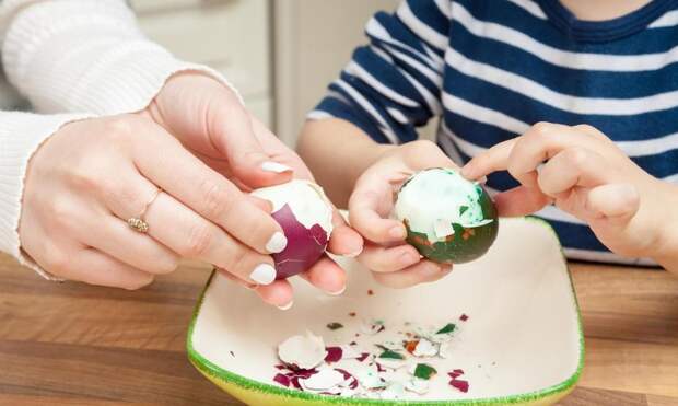 Скорлупа слетит даже от взгляда: как быстро почистить вареные яйца