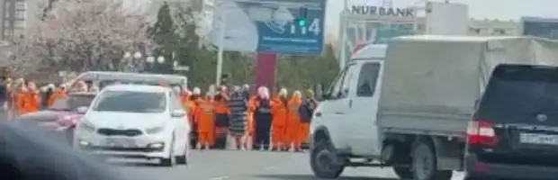 Рабочий коллектив перекрыл автодорогу у здания акимата в Актау