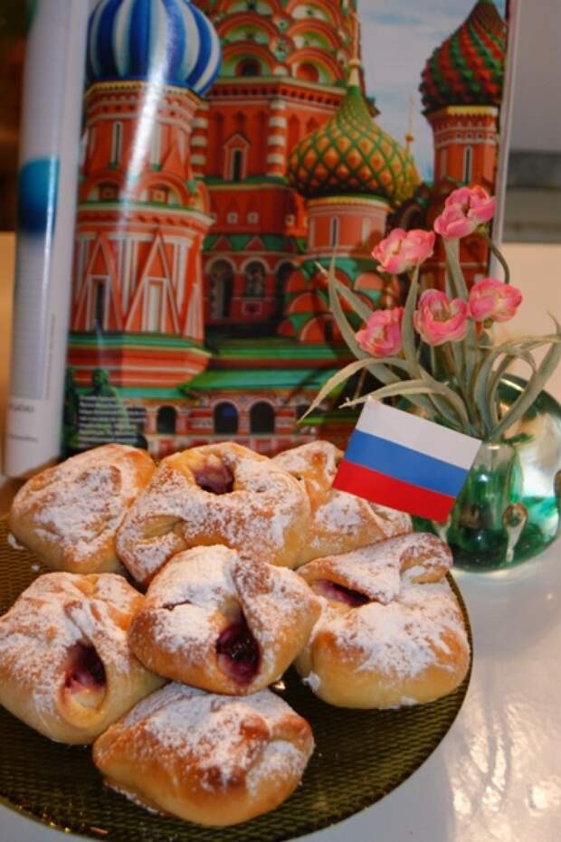 Пирожки с творогом и вишней из сдобного дрожжевого теста Пирожки с творогом и вишней из сдобного дрожжевого теста