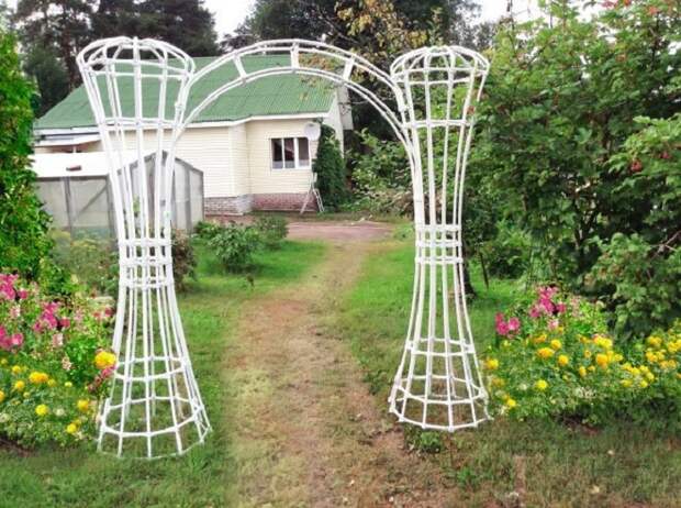 На дачном участке довольно часто применяют садовые арки, сделанные из пластиковых труб, которые используются для водопровода.
